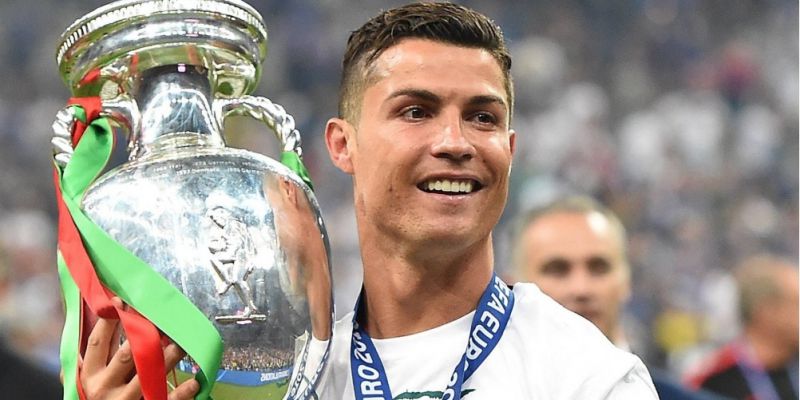 Ronaldo là cầu thủ ghi bàn nhiều nhất Euro